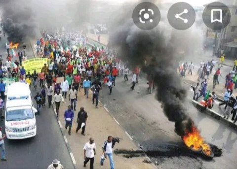Burn Vehicles To Demand Suspect Arrested For Killing Friend, Aggrieved Youths Seek Jungle Justice