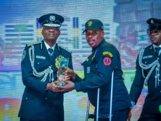 Nigerians Responds after seeing photo of a Policeman with one leg presenting an award to Nigeria's IGP