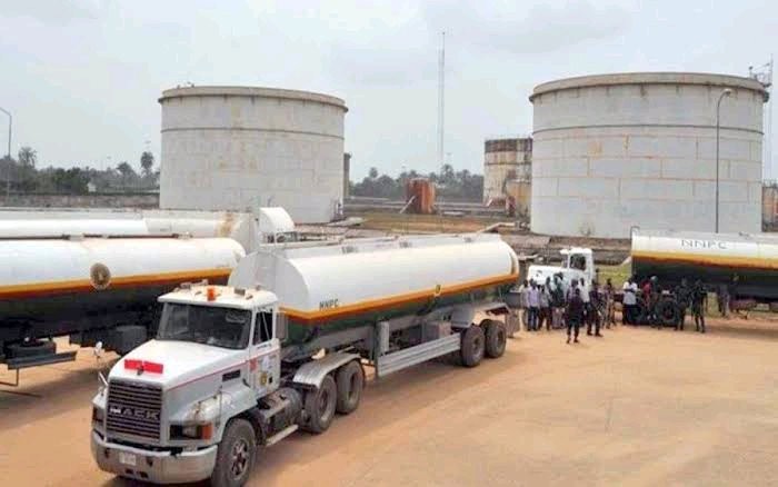 Oil marketers discuss the current fuel price as FG starts providing emergency supplies.