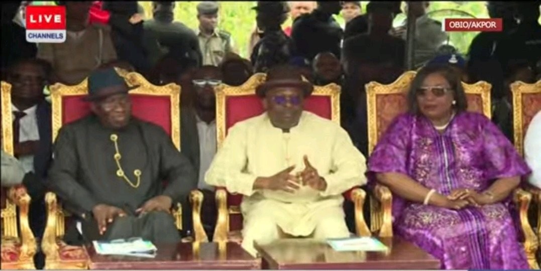Moment Gov Fubara Signaled Ihunwo to Stop After He attempt to apologize to GEJ on National TV (Video)
