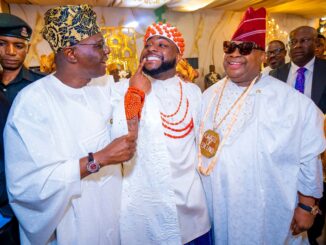 photo of Ogun and Lagos governors admiring Adeleke's necklace at Davido's wedding, Nigerian reacts